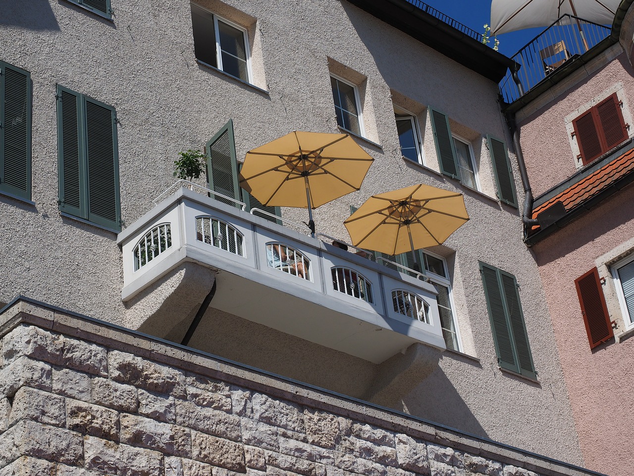 Två parasoller på en balkong