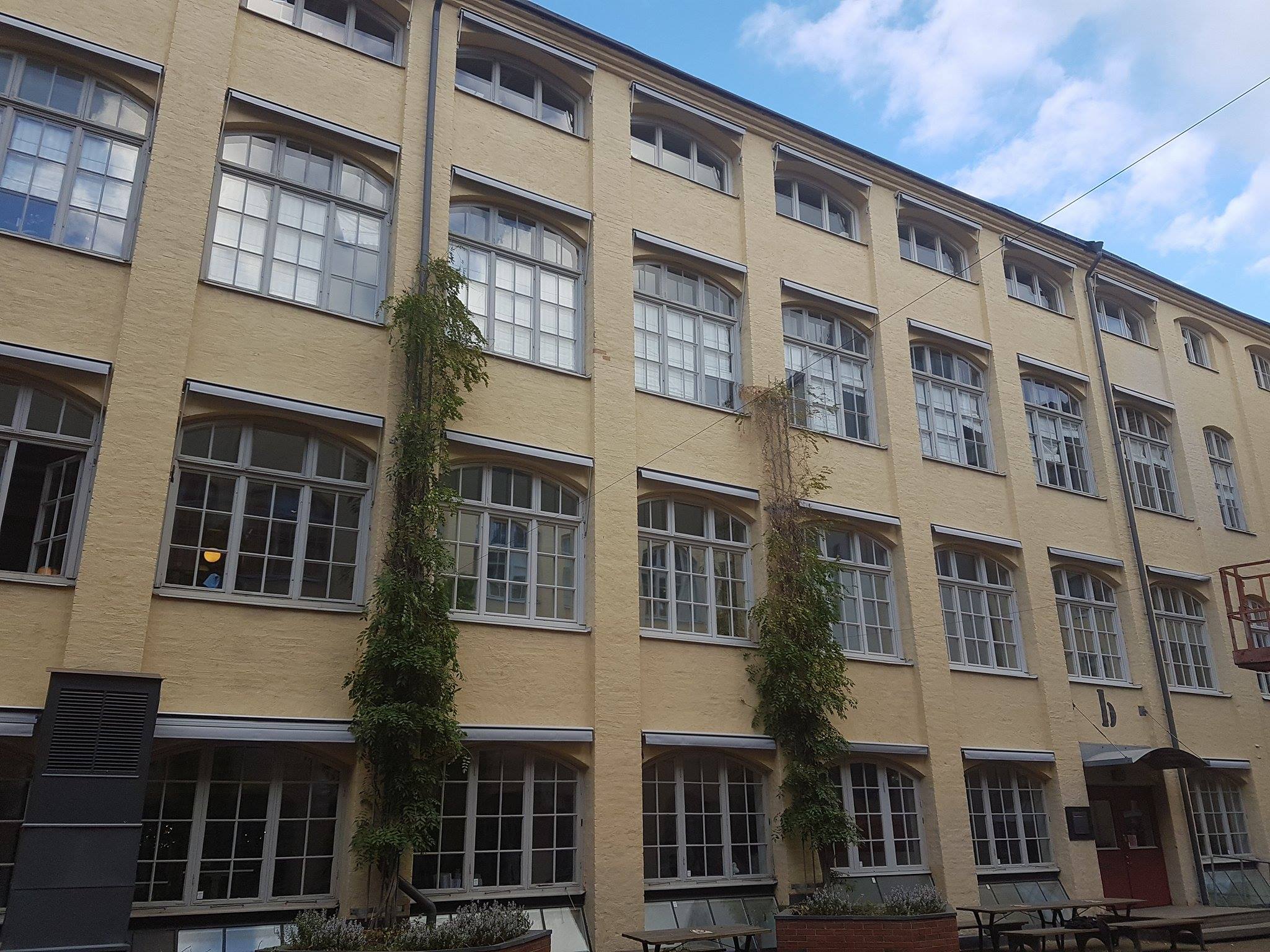 DA 42 fönstermarkiser på gamla cykelfabriken på Kungsholmen.