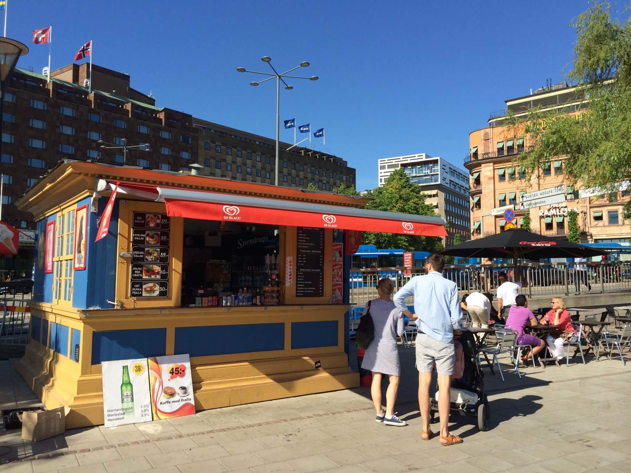 Terrassmarkis monterad på en glasskiosk.